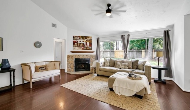 Pup friendly home in Spring w/yard near IAH, Exon & The Waterway