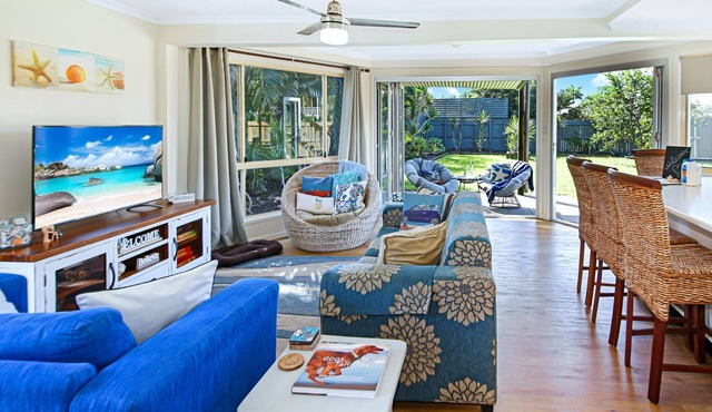 Puppies&Pancakes Large yard fur babies inside ok