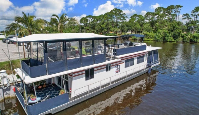 Pura Vida- Floating Home