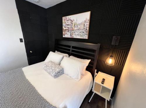 Pura Vida Private Access, Room & Bathroom