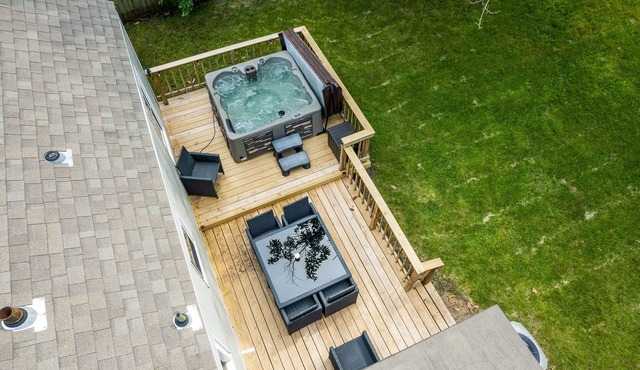 Pure Comfort by the Expo; hot-tub, pets, families!