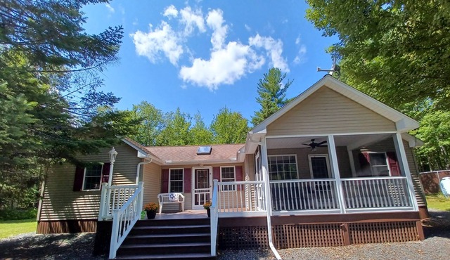 Pure relaxation, fresh air and lots of privacy. Lakes and waterfalls nearby.