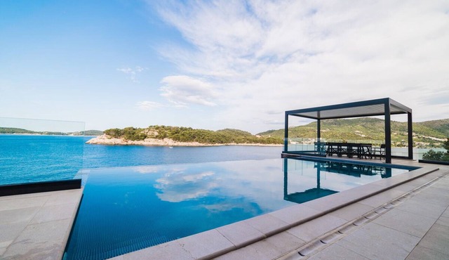 PureLuxuryExclusiveVillaStateOfTheArtVillaExcellentLocationPrivateBeach