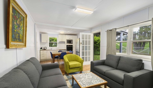 Purple Cottage, Orange NSW. A cosy oasis + walk to 4 vineyards