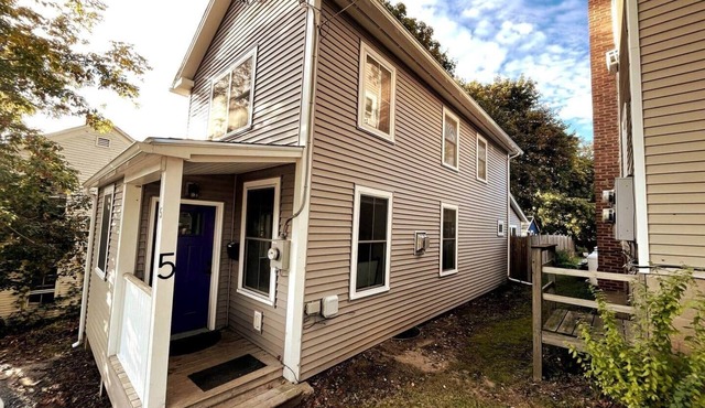 Purple Door Cottage in the heart of Middlebury!