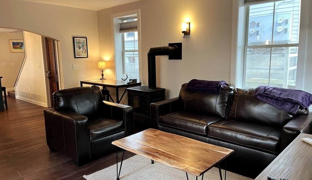Purple Door Cottage in the heart of Middlebury!