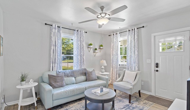 Purple Door Retreat-Wi-Fi, 10 Minutes from Cascade