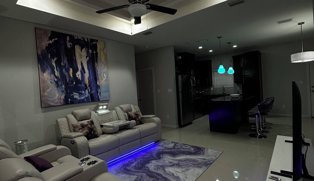 Purple King Size 3-bedroom apartment in wonderful McAllen with WiFi, AC
