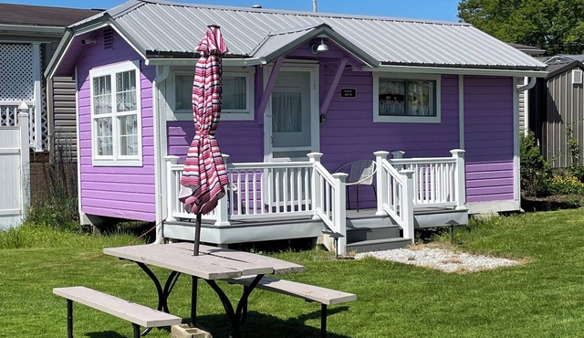 Purple Martin Cottage: Cozy Rustic Lakefront Escape at The Pier, Perfect for 2!
