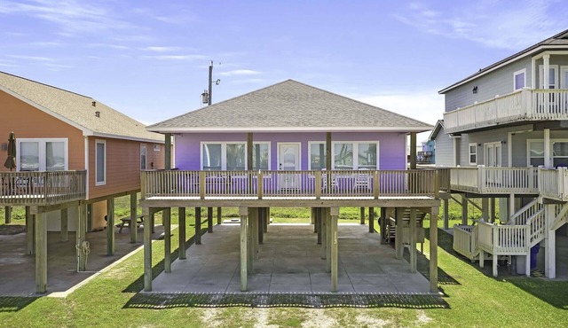 PURPLE PELICAN - 30 seconds from the sand! Private Community Walkover
