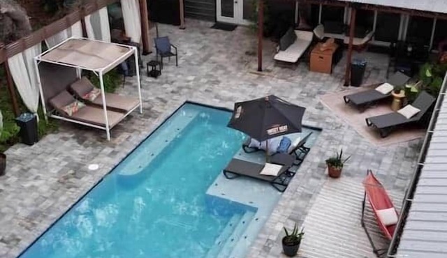 Purple Rain+New Orleans Garden Guest Suites