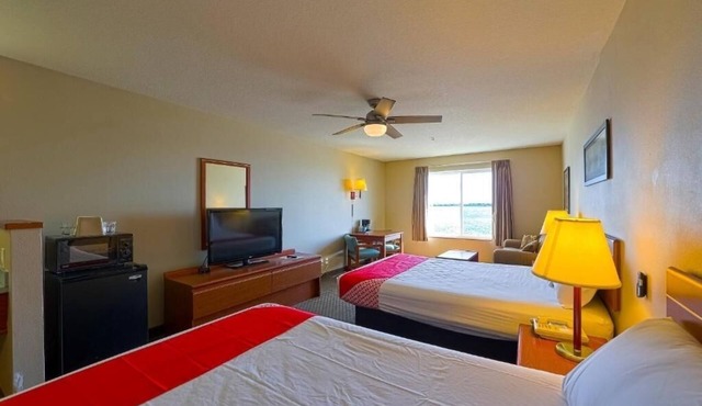 Put Your Feet Up w/Bayfront Views & Relaxing 2 Rooms Seaside Charm