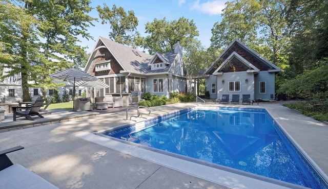 Putters Pool House - Grand Beach home with pool