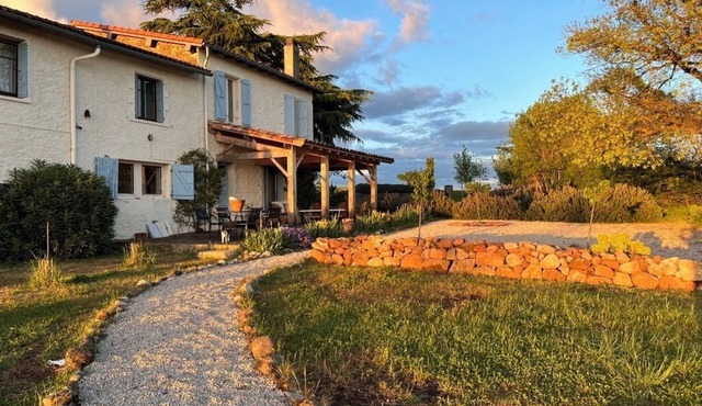 Puycelsi - Peaceful rural farmhouse, large garden, orchard and pool. Sleeps 8