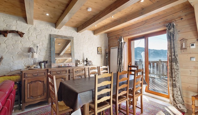 Puyvalador House – Mountain Charm, Stunning Lake View, 10 min from Ski Slopes