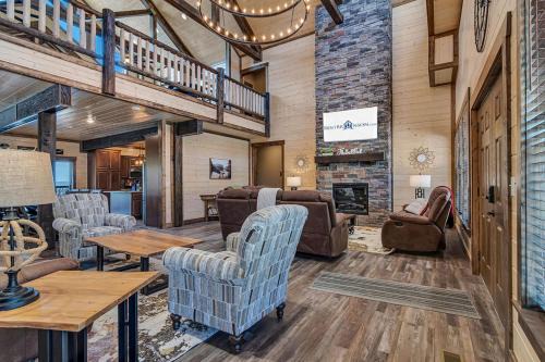 Pvt Indoor Pool-Basketball Court-Theatre Room & Hot Tub-Games-Sleeps 46-Table Rock View-Free Tickets