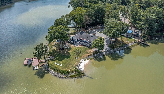 PVT PENINSULA! Hot tub, beach, spectacular views w/huge kitchen!Sleeps up to 21