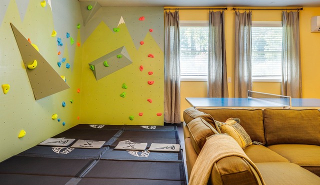 Pvt Swim Pond, Hot tub, Pickleball