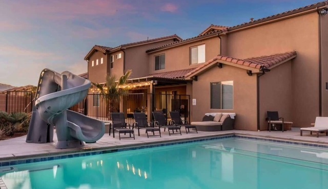 PVZ 98| Sleeps 43 * Pool & Hot Tub! * Sports Court