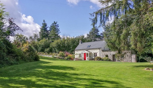 Pwll Cottage, Holiday Cottage Marros, Sleeps 6, 3 bedrooms, bathrooms