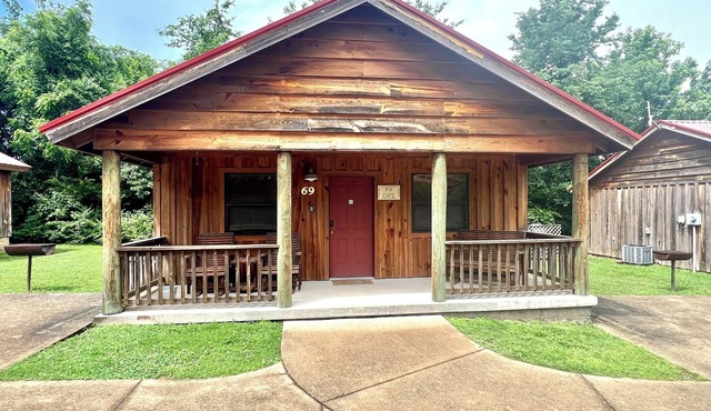 PX Cafe #69 Cabin in town, walking distance to the courthouse square.