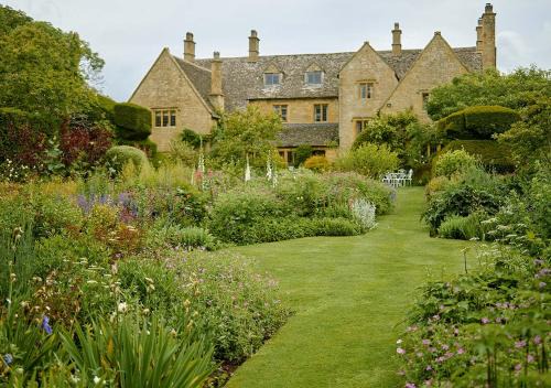 Pye Corner a Cotswold Manor with seasonal outdoor heated pool
