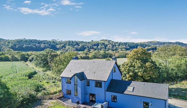 Pyllau Isaf - Six Bedroom House, Sleeps 12