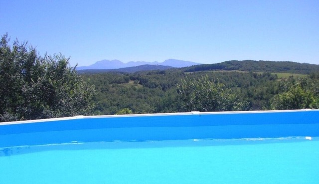Pyreneen Vue gite with pool, renovated farmhouse tranquil with amazing views