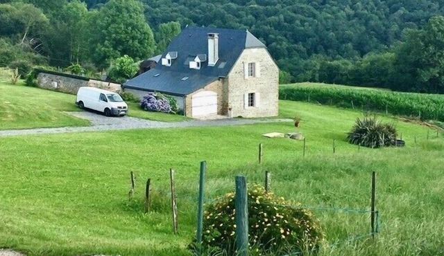 PYRENEES - PRIVATE CHARMING HOUSE 3.5 Km toVillage, UNOBSTRUCTED Mtn. VIEWS.