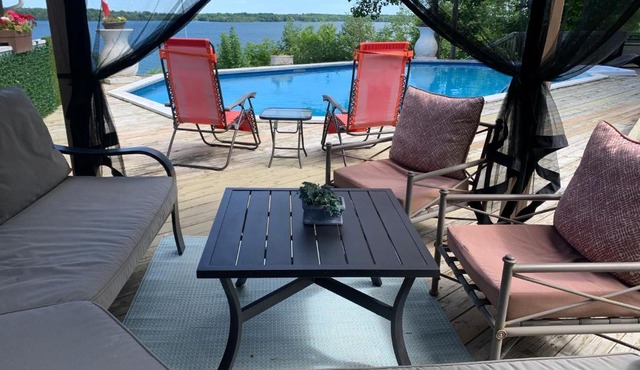 Q Estate Pool cottage