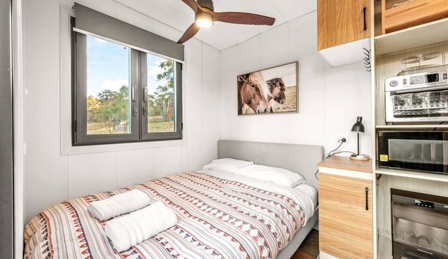 QB, 1bath Tiny Home With Mountain View - "redbird"