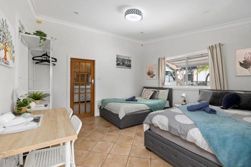 Quadruple Ensuite Room - Nearby Stations & Shops
