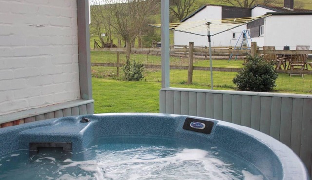 Quaint cottage Tygwyn with all weather Hot Tub.