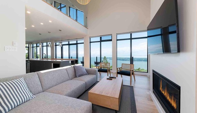 Quai Perché: River Views, Hot Tub & Terrace Life