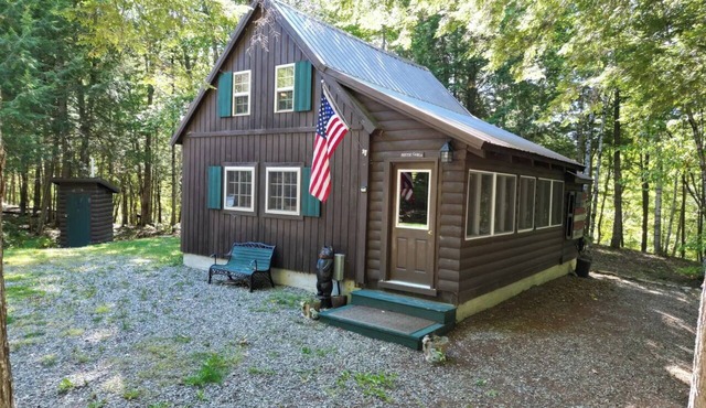 Quaint 1 Bedroom/1 Bath streamside Timber Frame cabin minutes from Lincoln, ME.