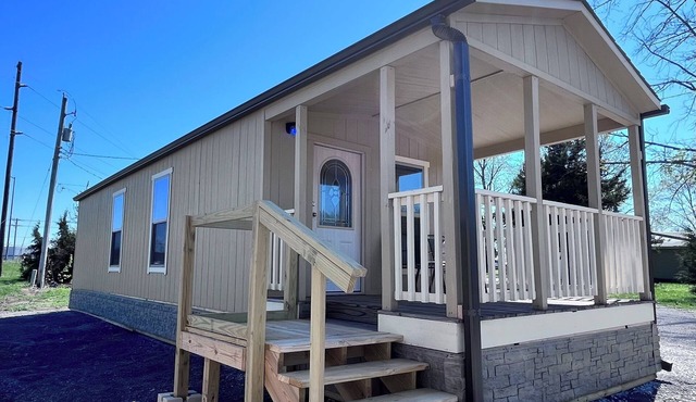 Quaint 1-bedroom/1-bathroom bungalow in Sedalia with country vibes