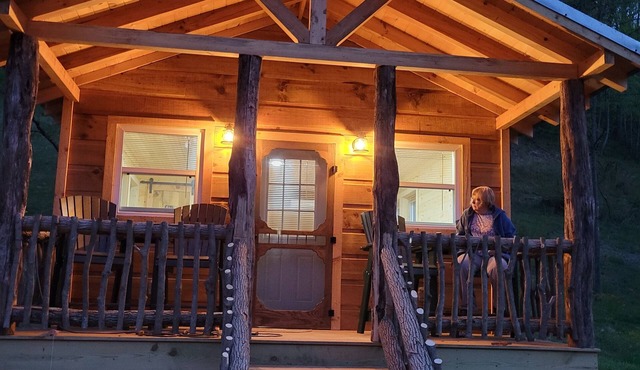 Quaint 1-bedroom cabin with AC in charming Bakersville