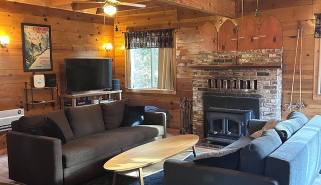 Quaint 1-bedroom cabin in Kyburz for a cozy getaway