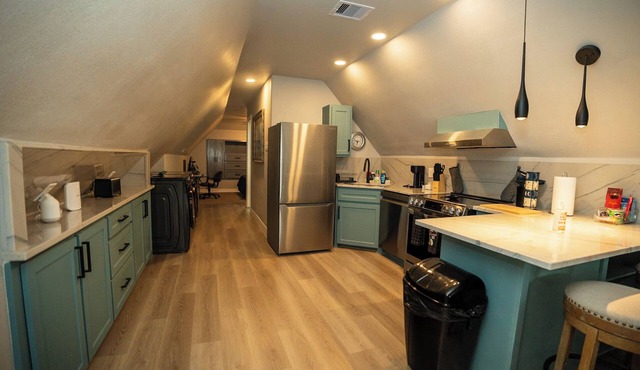 Quaint 1-bedroom studio with AC in charming Arcola in quiet neighborhood.