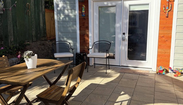 Quaint 1-bedroom studio in Shelton perfect for professional travelers!