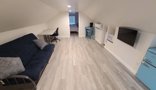 Quaint 1 bedroom upstairs loft, new construction in 2021, 8 mins from Sylacauga.