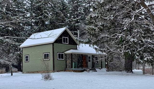 Quaint 150 yr old farmhouse on 5 acres. Close to Nordic Mountain Ski Resort.