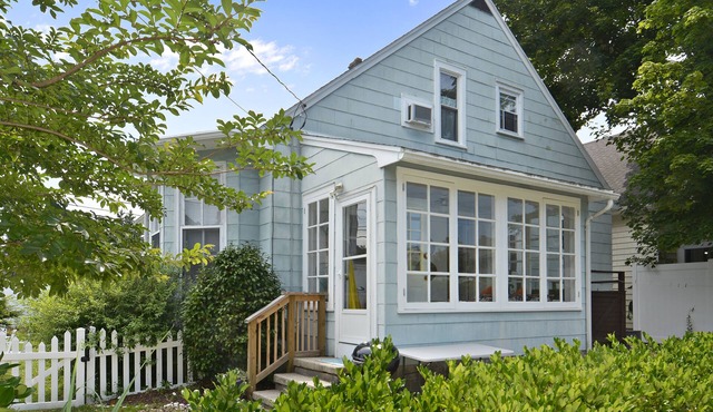 Quaint 1880's Cottage ! 2 Blocks to Ocean! Jolley Trolley Stop