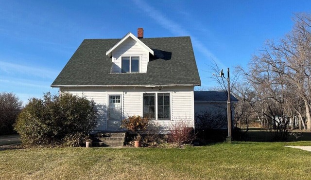 Quaint 1930's Farmhouse in the heart of Saskatchewan and the Central Flyway