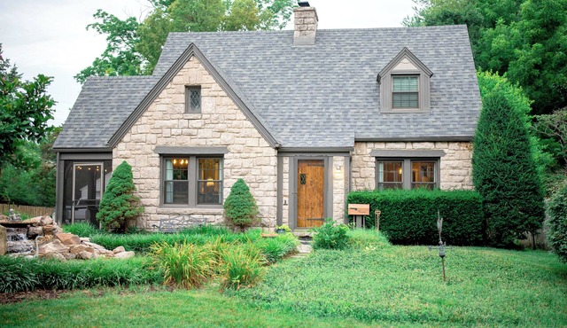 Quaint 1932 "Bissman Cottage" Completely Remodeled, in Historical Downtown area❤