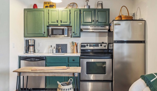 Quaint 1BR Getaway: 2 Minutes to Okemo Mountain