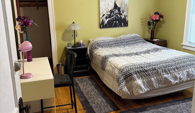 Quaint 2-bdrm, 1 bath apartment near Grand Avenue. Close to bus and light-rail.