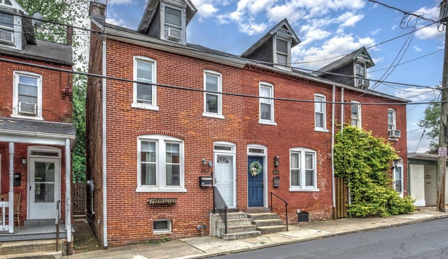 Quaint 2 BDRM With Fenced in Backyard
