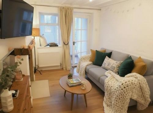 Quaint 2 Bedroom Cottage in Royal Wootton Bassett