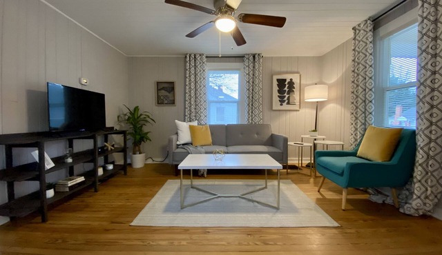 Quaint 2 bed 1 bath cottage style home